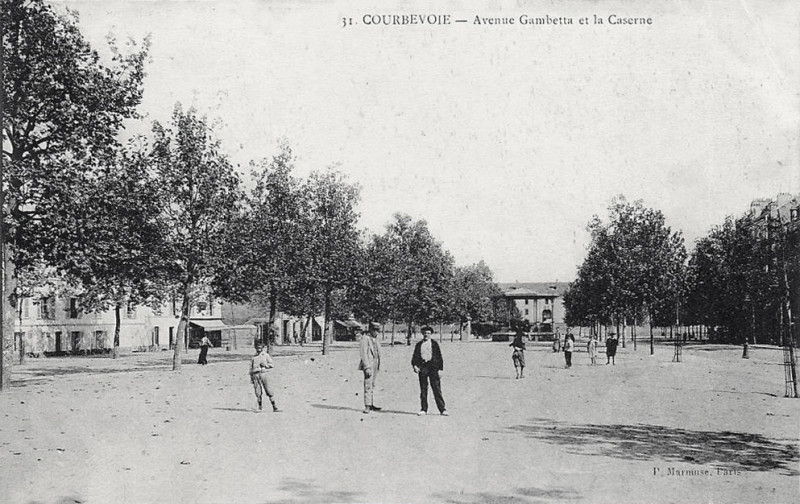 Carte postale ancienne 31. Courveboie, Avenue Gambetta et la Caserne, ca. 1900