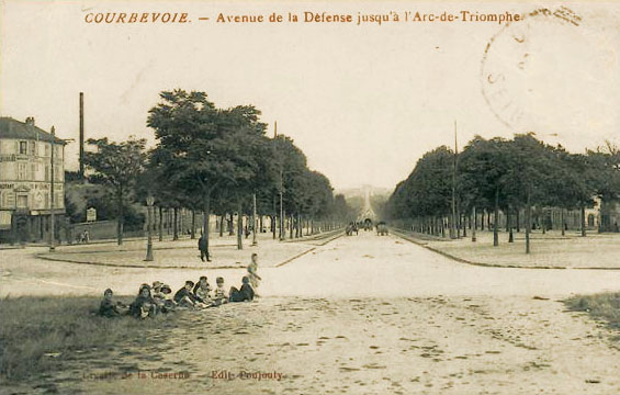 Carte postale ancienne Courbevoie.Avenue de la Defense vers l'Arc de Triomphe