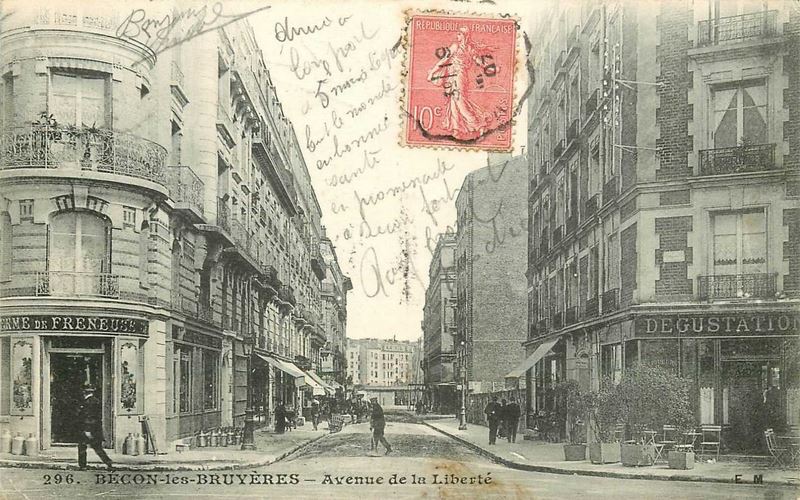 Carte postale ancienne Courbevoie.Avenue de la Liberté