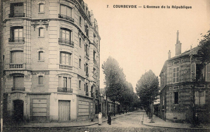 Carte postale ancienne Courbevoie.Avenue de la République.Passants