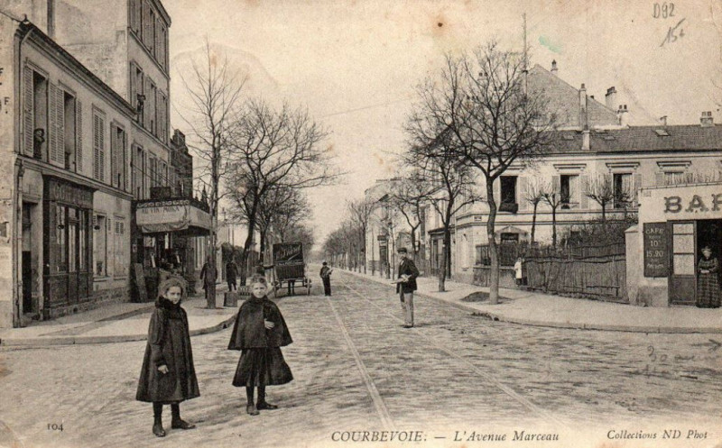 Carte postale ancienne Courbevoie.Avenue Marceau.Enfants