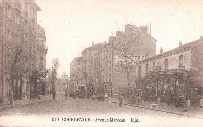 Carte postale ancienne Courbevoie.Avenue Marceau.Tramway