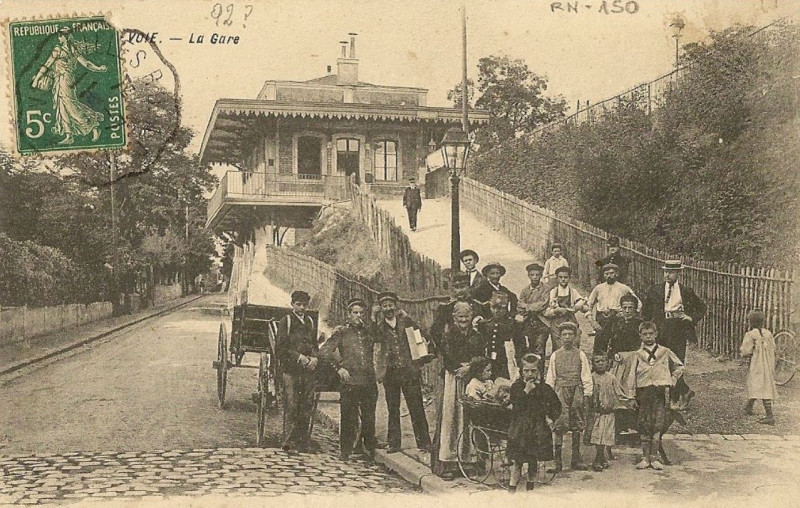 Carte postale ancienne Courbevoie.Gare.Montée