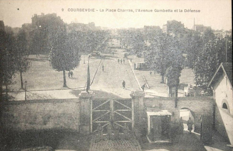 Carte postale ancienne Courbevoie.Place Charras.Avenue Gambetta