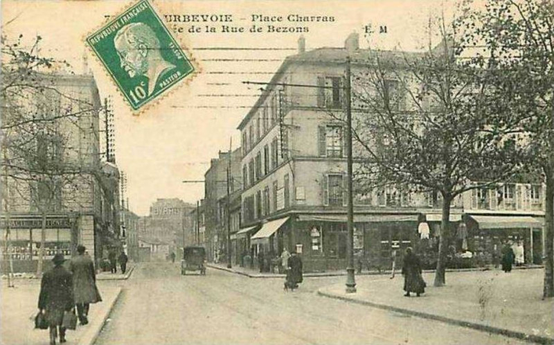 Carte postale ancienne Courbevoie.Place Charras.Rue de Bezons