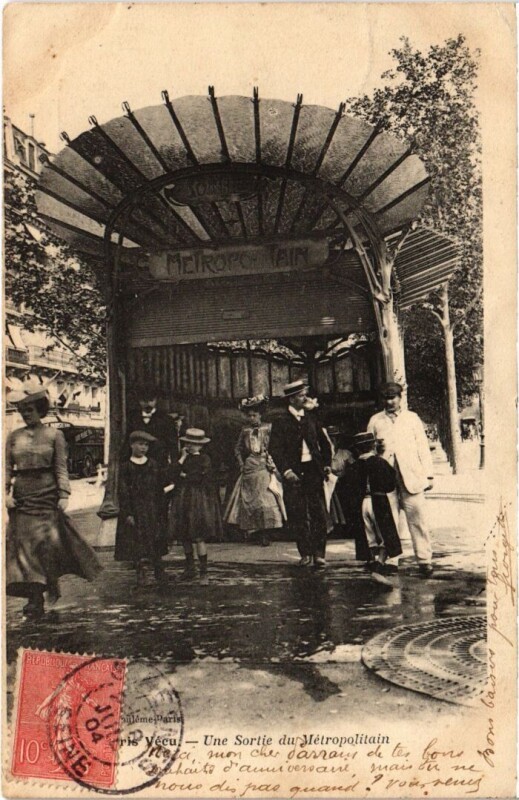 Carte postale ancienne Une Sortie du Métropolitain à Paris 17e