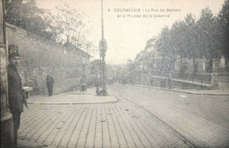 Carte postale ancienne Courbevoie.Rue de Bezons.Montée de la Caserne