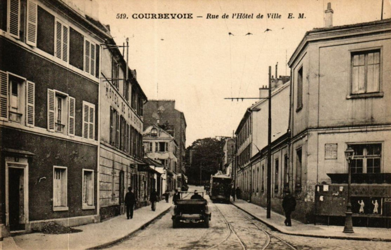 Carte postale ancienne Courbevoie.Rue de l'Hôtel-de-Ville