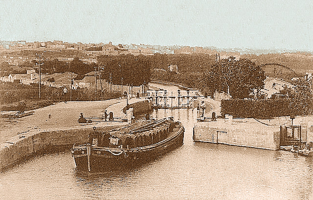 Carte postale ancienne Béziers Canal du Midi transport de vin en péniche