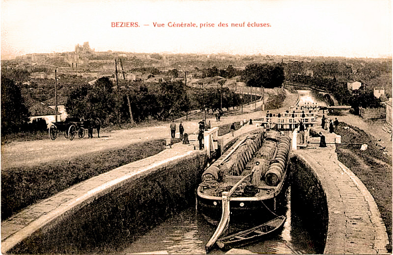 Carte postale ancienne Béziers Péniche et ses barriques Canal du Midi