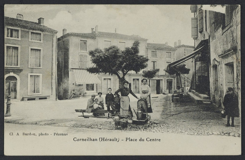 Carte postale ancienne Corneilhan place du centre 1913 - Archives départementales de l'Hérault - FRAD034-2FICP-05633