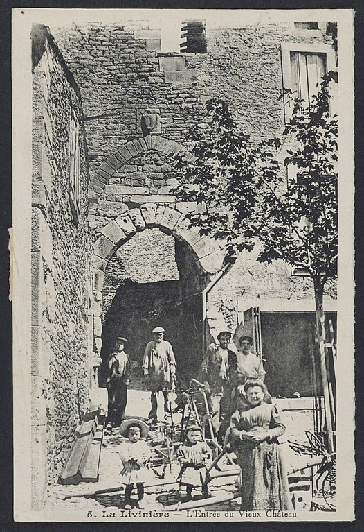 Carte postale ancienne La Livinière l'entrée du vieux château 1909 - Archives départementales de l'Hérault - FRAD034-2FICP-03823-00001