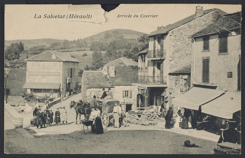 Carte postale ancienne La Salvetat arrivée du courrier - Archives départementales de l'Hérault - FRAD034-2FICP-01911-00001
