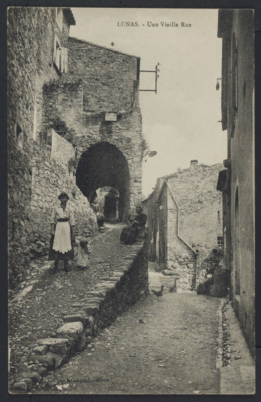 Carte postale ancienne Lunas une vieille rue - Archives départementales de l'Hérault - FRAD034-2FICP-05804-00001