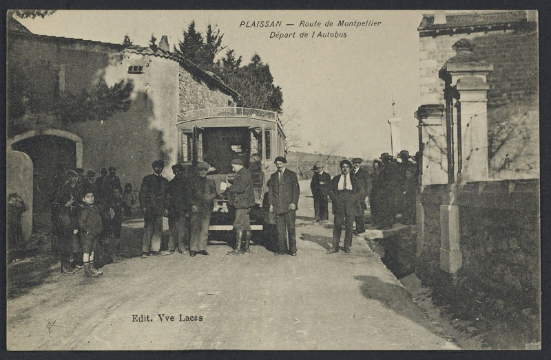 Carte postale ancienne Plaissan autobus route de Montpellier 1922 - Archives départementales de l'Hérault - FRAD034-2FICP-01664-00001
