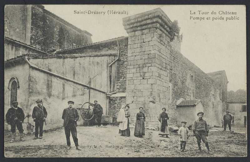 Carte postale ancienne Saint Drézery la tour du château pompe et poids public - Archives départementales de l'Hérault - FRAD034-2FICP-01697-00001