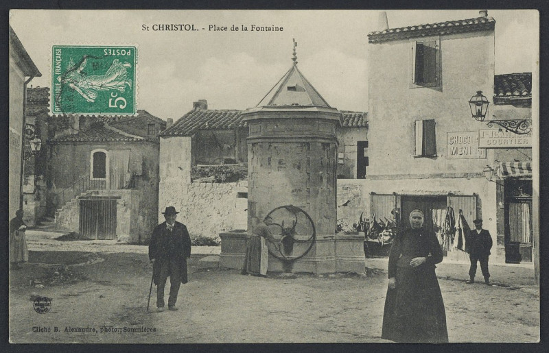 Carte postale ancienne Saint-Christol place de la fontaine - Archives départementales de l'Hérault - FRAD034-2FICP-01696-00001