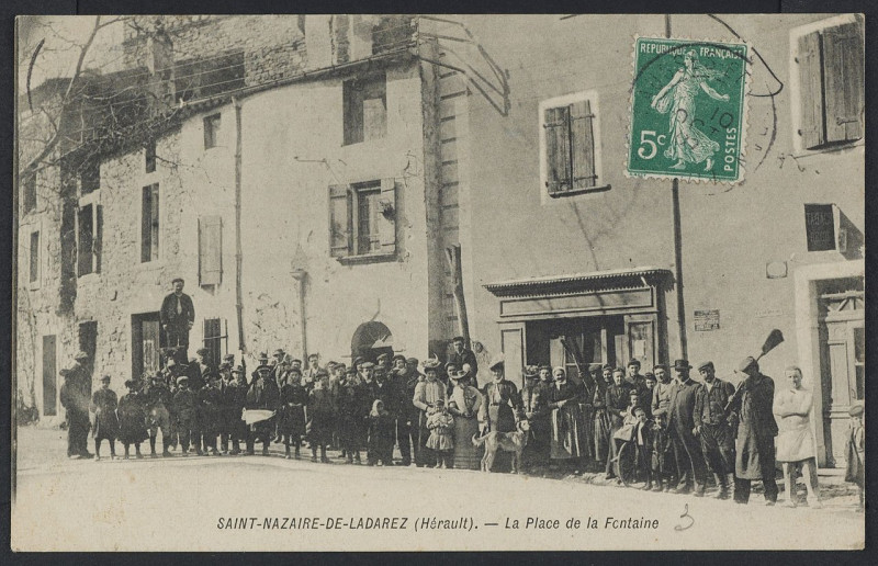 Carte postale ancienne Saint Nazaire de Ladarez la place de la fontaine - Archives départementales de l'Hérault - FRAD034-2FICP-06114-00001