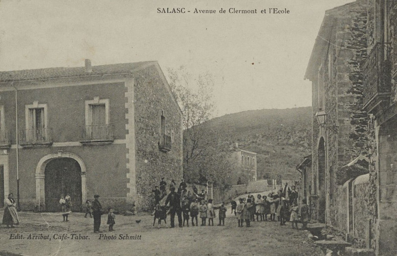 Carte postale ancienne Salasc avenue de Clermont et l'école 1916 - Archives départementales de l'Hérault - FRAD034-2FICP-06137-00001