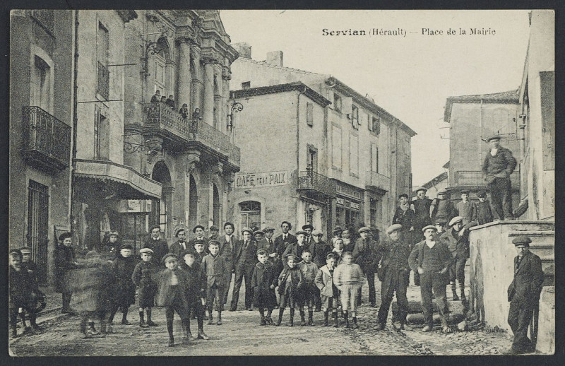Carte postale ancienne Servian place de la mairie - Archives départementales de l'Hérault - FRAD034-2FICP-01756-00001