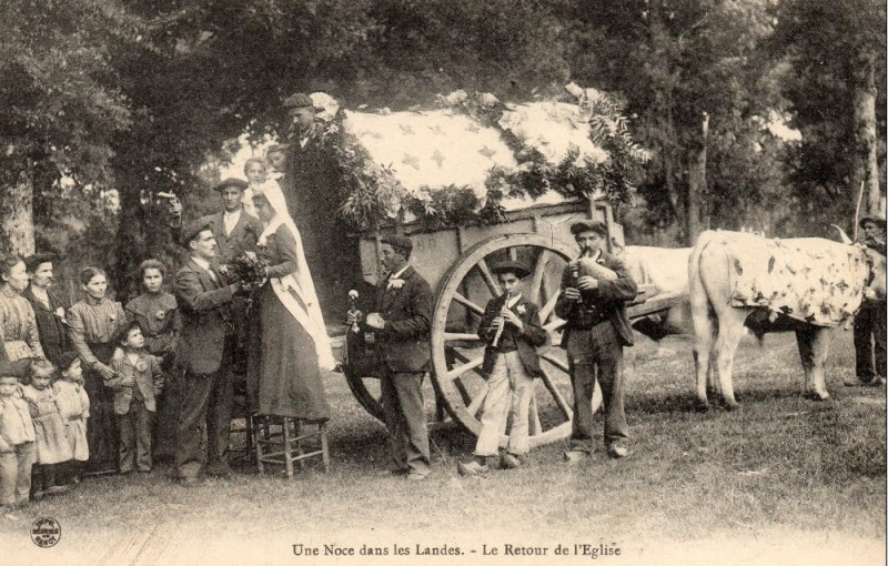 Carte postale ancienne Landes - Noces - Retour de l'église a