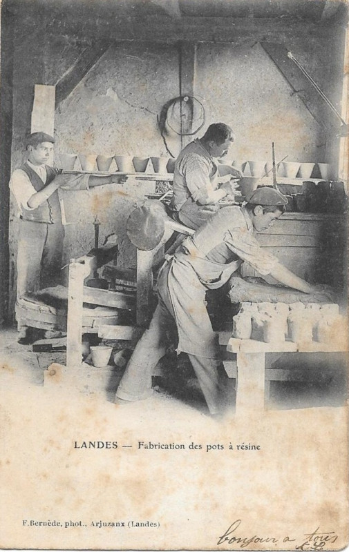 Carte postale ancienne Landes - Fabrication des pots à résine