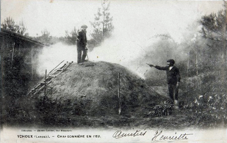 Carte postale ancienne Ychoux - Charbonnière en feu