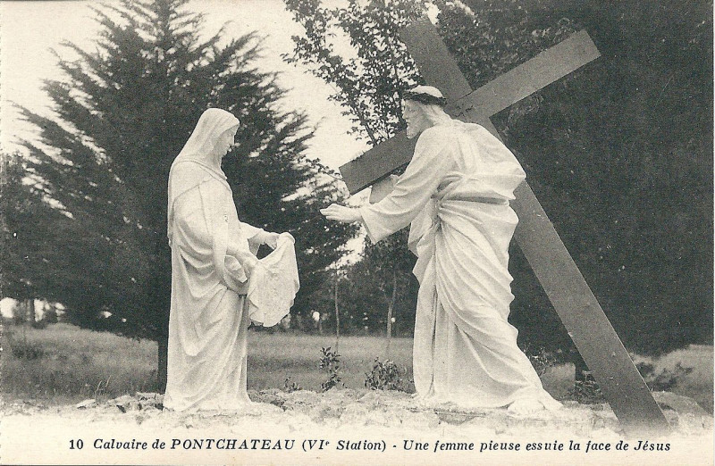 Carte postale ancienne Calvaire de Pontchâteau (VIè Station) - Une femme pieuse essuie la face de Jésus à Pontchâteau