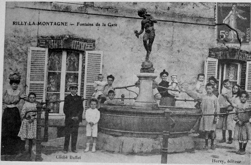 Carte postale ancienne Fontaine rilly 1005409