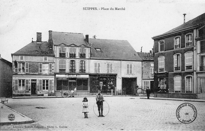 Carte postale ancienne Cp Suippes café midi