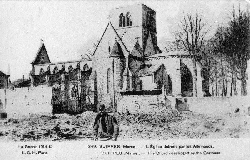 Carte postale ancienne Suippes église endommagée 54