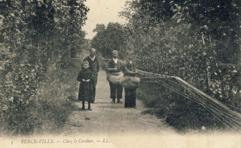 Carte postale ancienne Métier de cordier à Berck-ville, (Pas-de-Calais) (Berck-ville est la partie Est de la ville de Berck, ancien village de pêcheurs