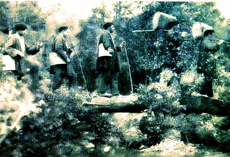 Carte postale ancienne Sare Contrebandiers en gauazko lana ou travail de la nuit