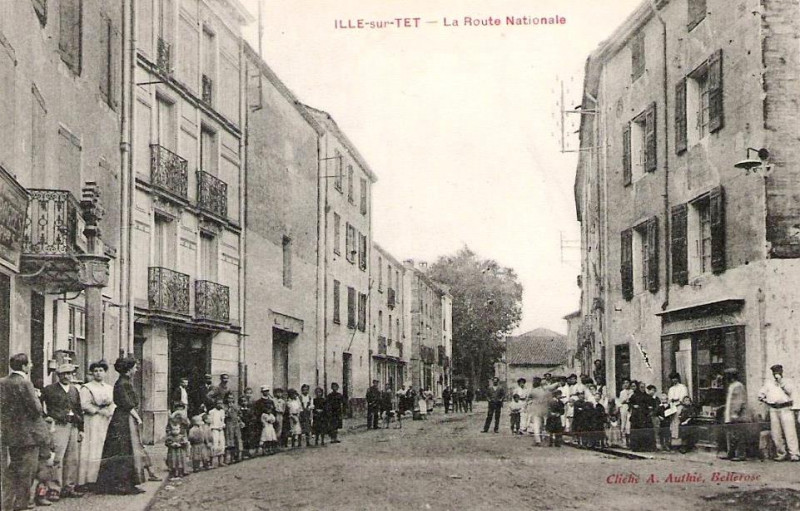 Carte postale ancienne Ille-sur-Tet - Route nationale (CP Authié)