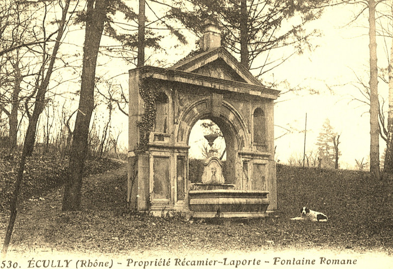 Carte postale ancienne ECULLY, Fontaine de La Claire