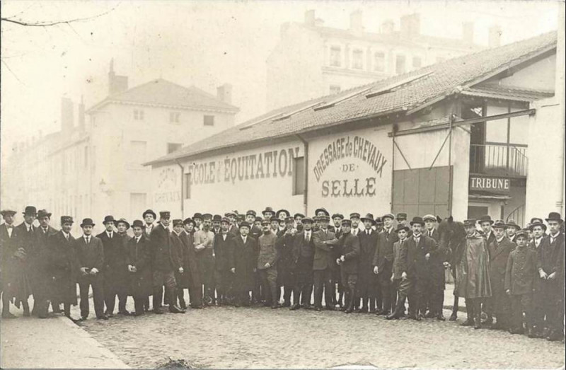 Carte postale ancienne Villeurbanne - Ecole équitation