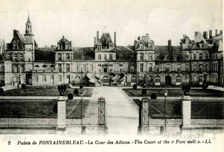 Carte postale ancienne 2, Palais de Fontainebleau, The court of the Farc well (Palace of Fontainebleau) (NBY 8699)