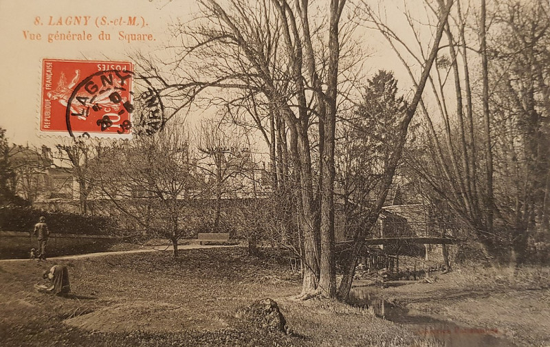 Carte postale ancienne L1613 - Lagny-sur-Marne - Vue générale du square