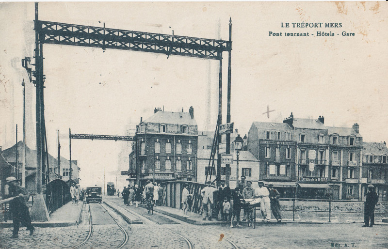 Carte postale ancienne At - Le Treport-Mers - Pont tournant - Hotels - Gare
