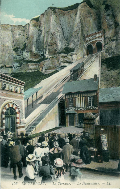 Carte postale ancienne Le Treport - La Terrasse - Le Funiculaire