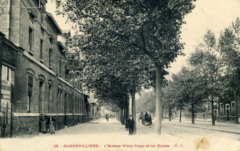 Carte postale ancienne Aubervilliers avenue Victor Hugo et ecoles