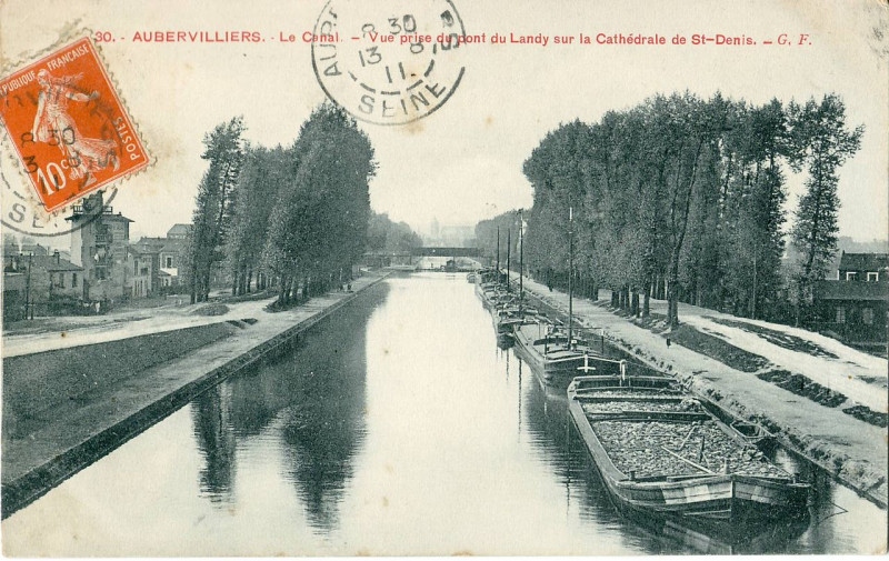 Carte postale ancienne Gf 30 - Aubervilliers - Le Canal - Vue prise du Pont du Landy sur la Cathédrale de St-Denis
