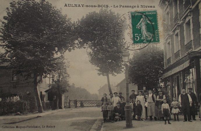 Carte postale ancienne Aulnay-sous-Bois.Passage à niveau