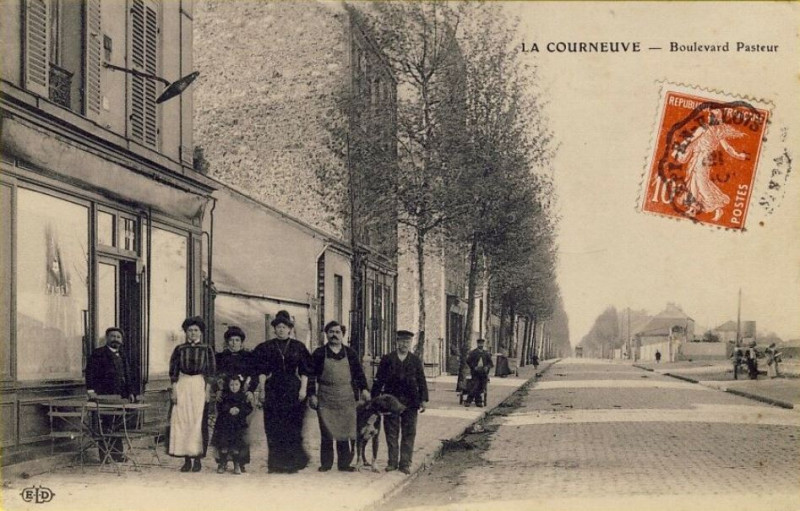 Carte postale ancienne La Courneuve.Boulevard Pasteur.Café