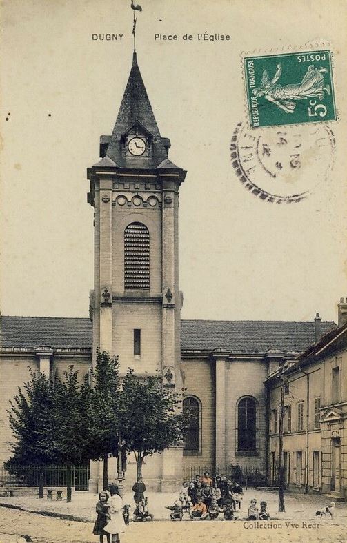 Carte postale ancienne Dugny.Place de l'église