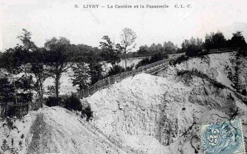 Carte postale ancienne Livry - La Carriere et la Passerelle