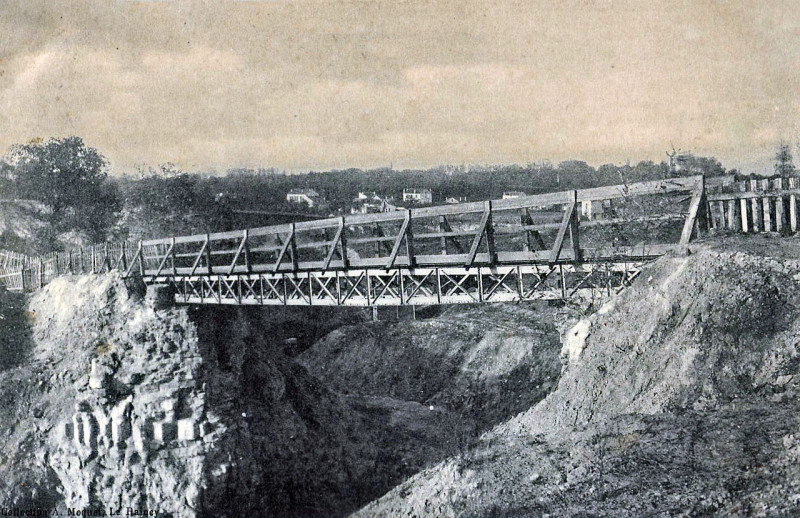 Carte postale ancienne Moquet - Livry - La Passerelle