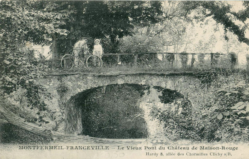 Carte postale ancienne Hardy - Montfermeil-Franceville - Le Vieux Pont du Chateau de Maison-Rouge