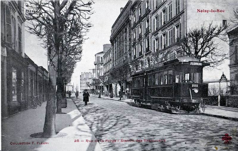 Carte postale ancienne Noisy-le-Sec - Rue de la Forge - Station des Tramways