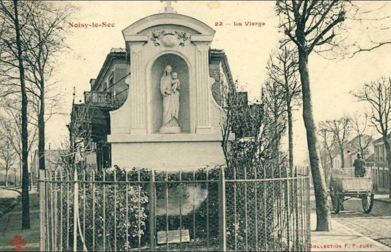 Carte postale ancienne Noisy-le-Sec.Statue de la Vierge